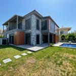 Çeşme Ilıca'da Macro Center Yakını , 4 Oda 1 Salon , Müstakil Havuzlu Villa