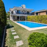 Çeşme Alaçatı Göbene'de , Taş Mimari , 4 Oda 1 Salon , Geniş Bahçe ve Havuzlu Villa