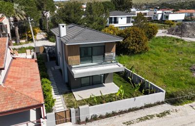 Çeşme Yalı’da , Bahçelievler sitesi bölgesinde plaja 150m mesafede , tam müstakil lüks villa.