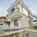 Çeşme Yalı'da , Taş Mimari , Denize 250m Mesafede , Havuzlu Villa
