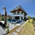 Çeşme Paşalimanında 6 Oda 2 Salon Harikan Deniz ve Doğa Manzaralı Havuzlu Villa